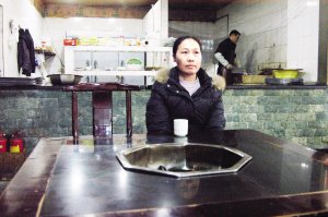 鍋里吃出蒼蠅還有頭發(fā) 店方寫保證只負責2小時