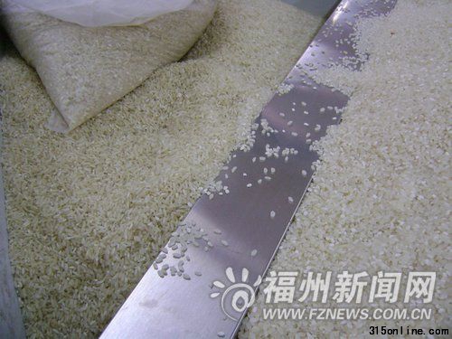 左邊的發(fā)霉大米呈黃綠色,與右邊的普通大米有明顯差異。