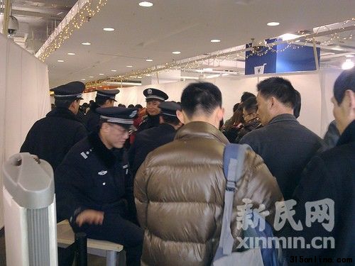 徐匯店內(nèi)人頭攢動卻無人接待。新民網(wǎng)記者陶力 徐家匯現(xiàn)場回傳