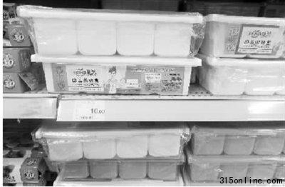 家樂福超市芙蓉廣場(chǎng)店價(jià)格又有貓膩。 記者 童迪 攝 家樂福超市芙蓉廣場(chǎng)店價(jià)格又有貓膩。 記者 童迪 攝