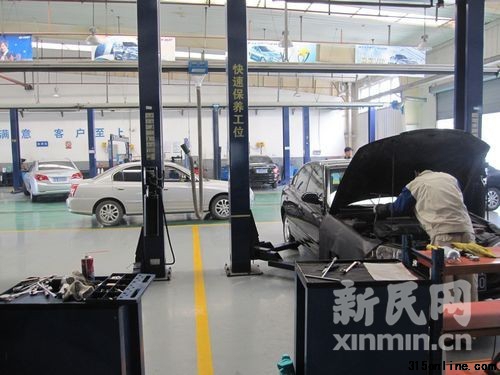 檢測點(diǎn)內(nèi)停滿了前來檢測的車輛。新民網(wǎng)實(shí)習(xí)生曹彥娜 浦建路回傳 檢測點(diǎn)內(nèi)停滿了前來檢測的車輛。新民網(wǎng)實(shí)習(xí)生曹彥娜 浦建路回傳