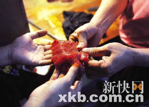 ■昨晚,菜市場經驗豐富的肉檔主也難以鑒別"黑椒牛排"的真偽。新快報記者王小明/攝 ■昨晚,菜市場經驗豐富的肉檔主也難以鑒別"黑椒牛排"的真偽。新快報記者王小明/攝