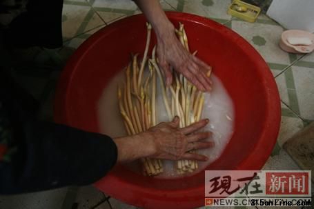 上圖為在市場購買的黃斑藕帶,經(jīng)過漂白處理后就變?yōu)橄聢D的“美白”藕帶。