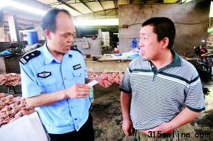 昨日,青木關(guān)石碾村,沙區(qū)警方在合元屠宰場(chǎng)內(nèi)查獲一家無(wú)照加工豬頭肉作坊。 昨日,青木關(guān)石碾村,沙區(qū)警方在合元屠宰場(chǎng)內(nèi)查獲一家無(wú)照加工豬頭肉作坊。