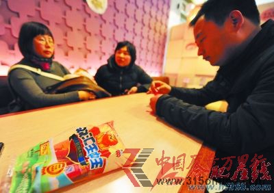 康女士正在和廠方負責人協(xié)商。莊道龍/攝