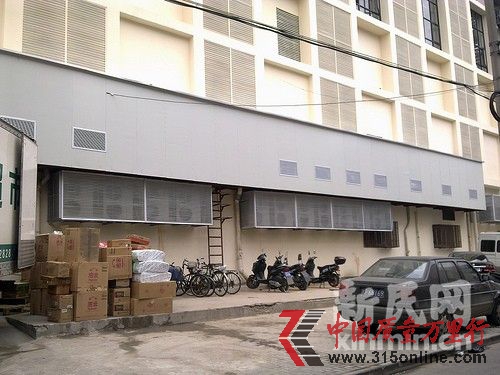 十多個空調(diào)機外機與冰柜壓縮器與小區(qū)僅幾米之隔。新民網(wǎng)記者卜春艷 現(xiàn)場回傳