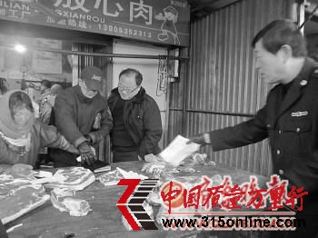 執法人員在市場上檢查“兩證”。本報記者 孫芳芳 攝