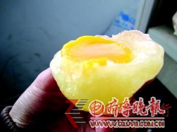 假雞蛋蛋清也是黃色的。 本報(bào)記者 侯艷艷 攝