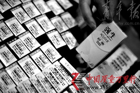 在售的強(qiáng)生隱形眼鏡產(chǎn)品。 本報(bào)見習(xí)記者 丁嘉 攝