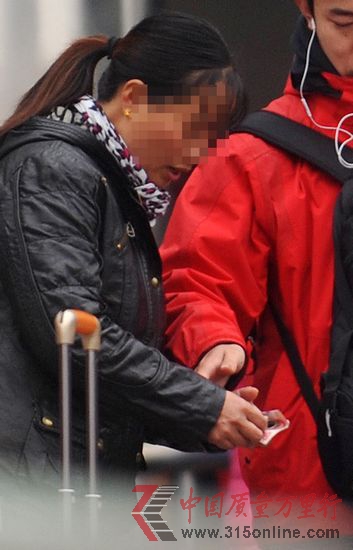 一位旅客在杭州火車南站給“吳大姐”100元后,被領(lǐng)進車站。 新華社 圖 一位旅客在杭州火車南站給“吳大姐”100元后,被領(lǐng)進車站。 新華社 圖