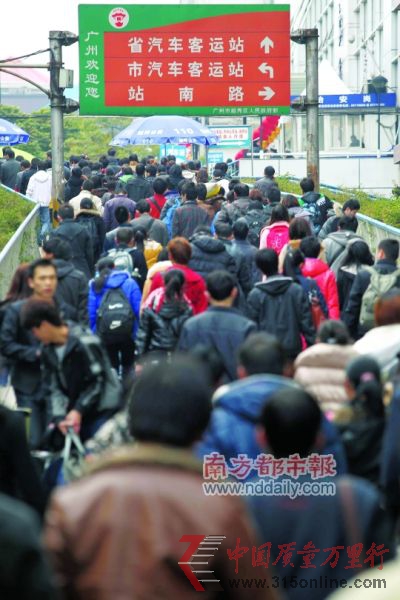 昨日下午,省汽車站人行天橋。大批旅客走出火車站后涌入臨近的汽車站進行中轉(zhuǎn)。實習生孫振飛 南都記者馮宙峰攝 昨日下午,省汽車站人行天橋。大批旅客走出火車站后涌入臨近的汽車站進行中轉(zhuǎn)。實習生孫振飛 南都記者馮宙峰攝