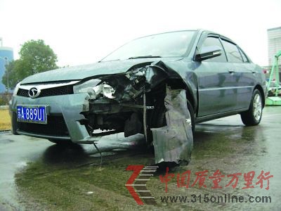撞勞斯萊斯的菱悅車(chē)受損也嚴(yán)重。
