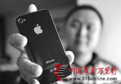 李先生購(gòu)買的iPhone 4手機(jī)。記者張偲 攝 李先生購(gòu)買的iPhone 4手機(jī)。記者張偲 攝