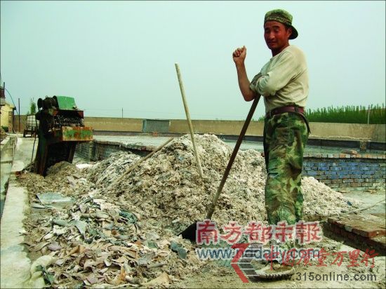 工人正對(duì)使用過(guò)的皮革再次分揀,一部分是皮沫,一部分可回爐再洗再煉。 工人正對(duì)使用過(guò)的皮革再次分揀,一部分是皮沫,一部分可回爐再洗再煉。