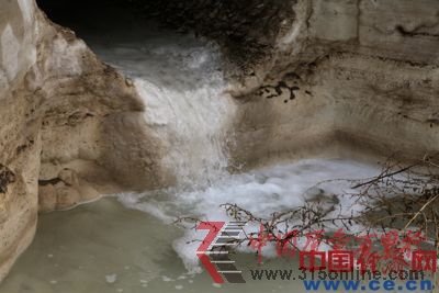 PH值達(dá)14的強(qiáng)堿性污水通過一個閘門直接排入渤海,造就了一片死海。 PH值達(dá)14的強(qiáng)堿性污水通過一個閘門直接排入渤海,造就了一片死海。
