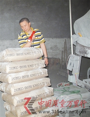執(zhí)法人員在現(xiàn)場檢查假水泥生產線。 執(zhí)法人員在現(xiàn)場檢查假水泥生產線。