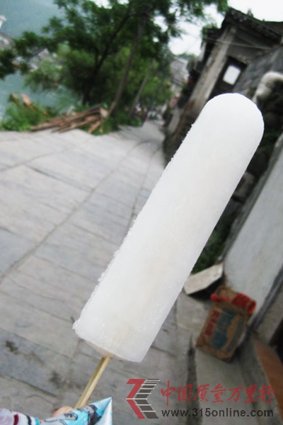 (媒體曝光北京瑞華老冰棍,不僅用香精和水勾兌,添加劑超標。資料圖) (媒體曝光北京瑞華老冰棍,不僅用香精和水勾兌,添加劑超標。資料圖)