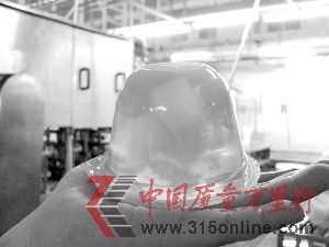 果凍是小朋友喜愛的食品,隨著“質(zhì)量門”的爆發(fā),有消費者表示不準(zhǔn)備再給孩子買果凍。 果凍是小朋友喜愛的食品,隨著“質(zhì)量門”的爆發(fā),有消費者表示不準(zhǔn)備再給孩子買果凍。