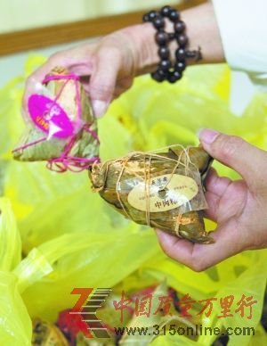 6月14日,投訴者拿著發(fā)霉的粽子。早報(bào)記者 孫湛 圖 6月14日,投訴者拿著發(fā)霉的粽子。早報(bào)記者 孫湛 圖