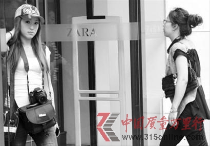 近日,ZARA服裝又被曝出不合格。圖為ZARA店面的消費(fèi)者。 近日,ZARA服裝又被曝出不合格。圖為ZARA店面的消費(fèi)者。