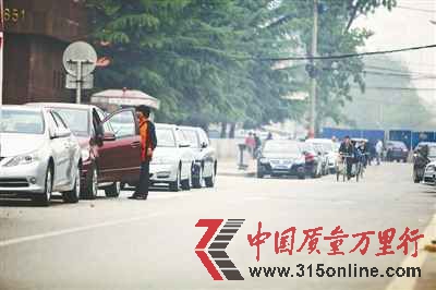 在北京的不少地方,活躍著沒(méi)有統(tǒng)一制服的“黑停車(chē)收費(fèi)員” 周崗峰 攝 在北京的不少地方,活躍著沒(méi)有統(tǒng)一制服的“黑停車(chē)收費(fèi)員” 周崗峰 攝
