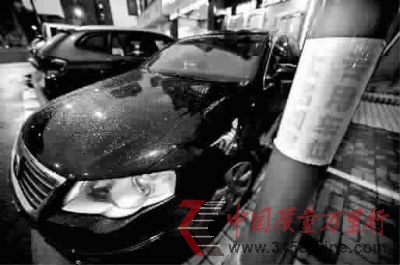 ■電線桿上貼著“上島咖啡專用車位”標(biāo)識(shí) 見習(xí)記者 陳夢(mèng)澤 攝