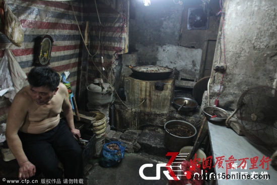 2012年7月27日,重慶市質監(jiān)執(zhí)法部門查獲一個無證加工牛油黑作坊。