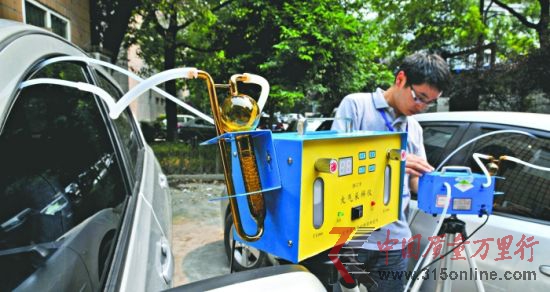 中國測試技術研究院室內(nèi)環(huán)境檢測站的工作人員檢測車內(nèi)有害氣體 中國測試技術研究院室內(nèi)環(huán)境檢測站的工作人員檢測車內(nèi)有害氣體