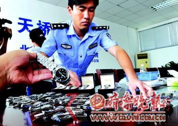 警方查獲的各種假冒國(guó)際知名品牌的手表。 本報(bào)記者 徐延春 攝 警方查獲的各種假冒國(guó)際知名品牌的手表。 本報(bào)記者 徐延春 攝