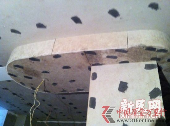 116號的郭先生家發(fā)霉的天花板。新民網記者胡彥珣 現(xiàn)場回傳
