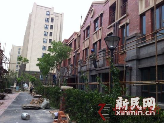 小區(qū)內幾乎所有的別墅旁都搭著腳手架,正在全面修繕。新民網記者胡彥珣 現(xiàn)場回傳 小區(qū)內幾乎所有的別墅旁都搭著腳手架,正在全面修繕。新民網記者胡彥珣 現(xiàn)場回傳