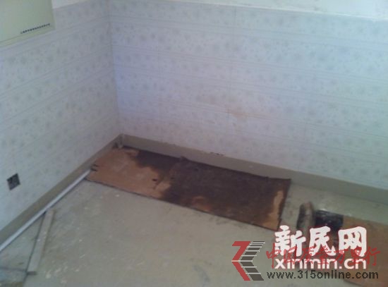 房屋角落滲水。新民網記者胡彥珣 現(xiàn)場回傳 房屋角落滲水。新民網記者胡彥珣 現(xiàn)場回傳