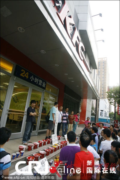 2012年9月4日,楊先生買了22份全家桶,放在武漢漢口京漢大道肯德基餐廳門口,質(zhì)疑餐廳“食品安全存在嚴(yán)重問(wèn)題”。圖片來(lái)源:CFP 2012年9月4日,楊先生買了22份全家桶,放在武漢漢口京漢大道肯德基餐廳門口,質(zhì)疑餐廳“食品安全存在嚴(yán)重問(wèn)題”。圖片來(lái)源:CFP