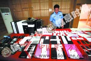 警方繳獲的作案工具。 信息時(shí)報(bào)記者 鄭啟文 攝 警方繳獲的作案工具。 信息時(shí)報(bào)記者 鄭啟文 攝