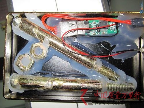 假冒的移動(dòng)硬盤內(nèi)部僅有兩個(gè)粗大的螺絲(資料圖片)