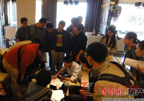 多名業(yè)主在他們擬定的《關(guān)于國(guó)風(fēng)美唐業(yè)主維權(quán)問(wèn)題的說(shuō)明》上簽名。 多名業(yè)主在他們擬定的《關(guān)于國(guó)風(fēng)美唐業(yè)主維權(quán)問(wèn)題的說(shuō)明》上簽名。