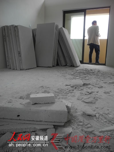 業(yè)主們的心就像這些板材一樣,碎了一地 業(yè)主們的心就像這些板材一樣,碎了一地
