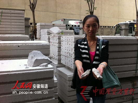 即便是瘦瘦的女業(yè)主,板材在手上也是一掰就碎 即便是瘦瘦的女業(yè)主,板材在手上也是一掰就碎