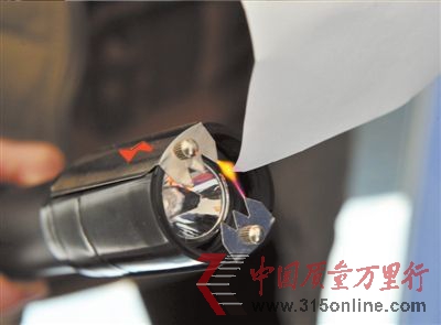 電棍射出的電流使A4紙張著火。本報(bào)記者陶冉攝 電棍射出的電流使A4紙張著火。本報(bào)記者陶冉攝