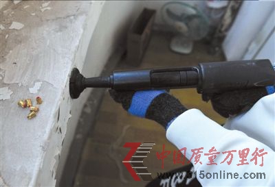 射釘槍被改造成可以射出空包彈。本報(bào)記者陶冉攝 射釘槍被改造成可以射出空包彈。本報(bào)記者陶冉攝