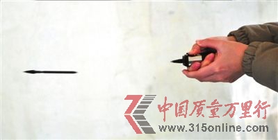 記者試驗(yàn)飛針的威力。本報(bào)記者陶冉攝 記者試驗(yàn)飛針的威力。本報(bào)記者陶冉攝
