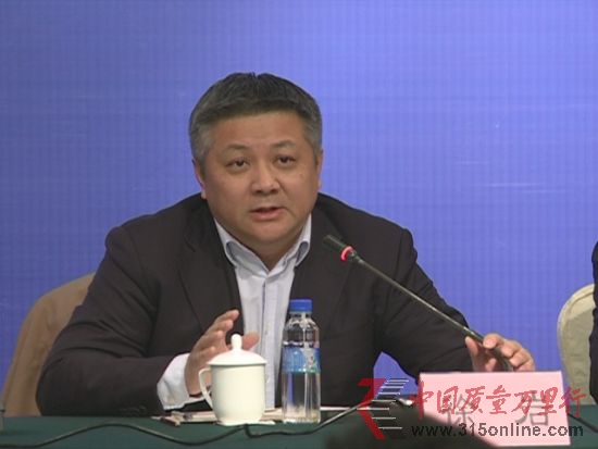江南大學釀酒科學與酶技術(shù)中心主任 釀造微生物與應用酶學研究室主任 徐巖博士(發(fā)布會現(xiàn)場圖) 江南大學釀酒科學與酶技術(shù)中心主任 釀造微生物與應用酶學研究室主任 徐巖博士(發(fā)布會現(xiàn)場圖)