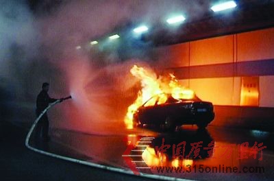 正在燃燒的轎車(chē)。吳勝 攝