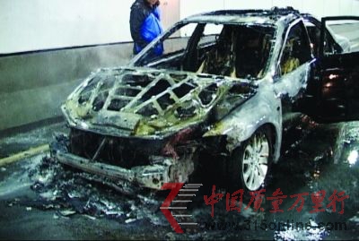 燒成空殼的轎車(chē)。吳勝 攝