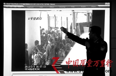 2月5日,當日出警民警通過視頻錄像介紹警方現(xiàn)場處置情況。圖/CFP 2月5日,當日出警民警通過視頻錄像介紹警方現(xiàn)場處置情況。圖/CFP