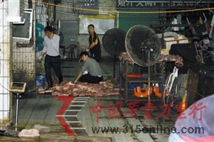 幾名男子正在切割成堆的問(wèn)題豬肉。 幾名男子正在切割成堆的問(wèn)題豬肉。