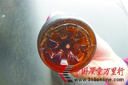 涼茶底部有沉淀。本報(bào)記者 孫鈺 攝 涼茶底部有沉淀。本報(bào)記者 孫鈺 攝