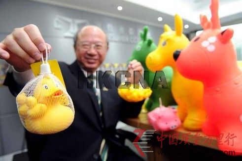 香港消委會11月14日在記者會上表示,在測試市面27款玩具或兒童產(chǎn)品,近半有潛在窒息危險,當(dāng)中7款玩具驗出塑化劑超出歐美安全標(biāo)準(zhǔn)。來源:香港中通社
